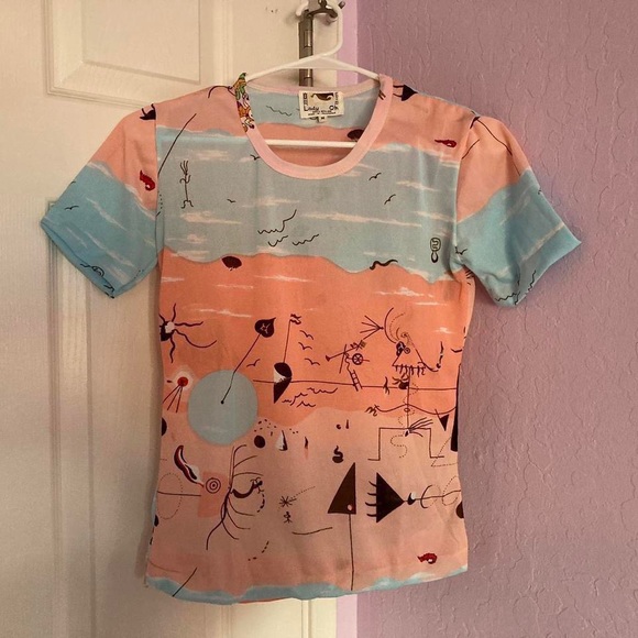 sheer medium sized top with graphic design - Picture 2 of 4